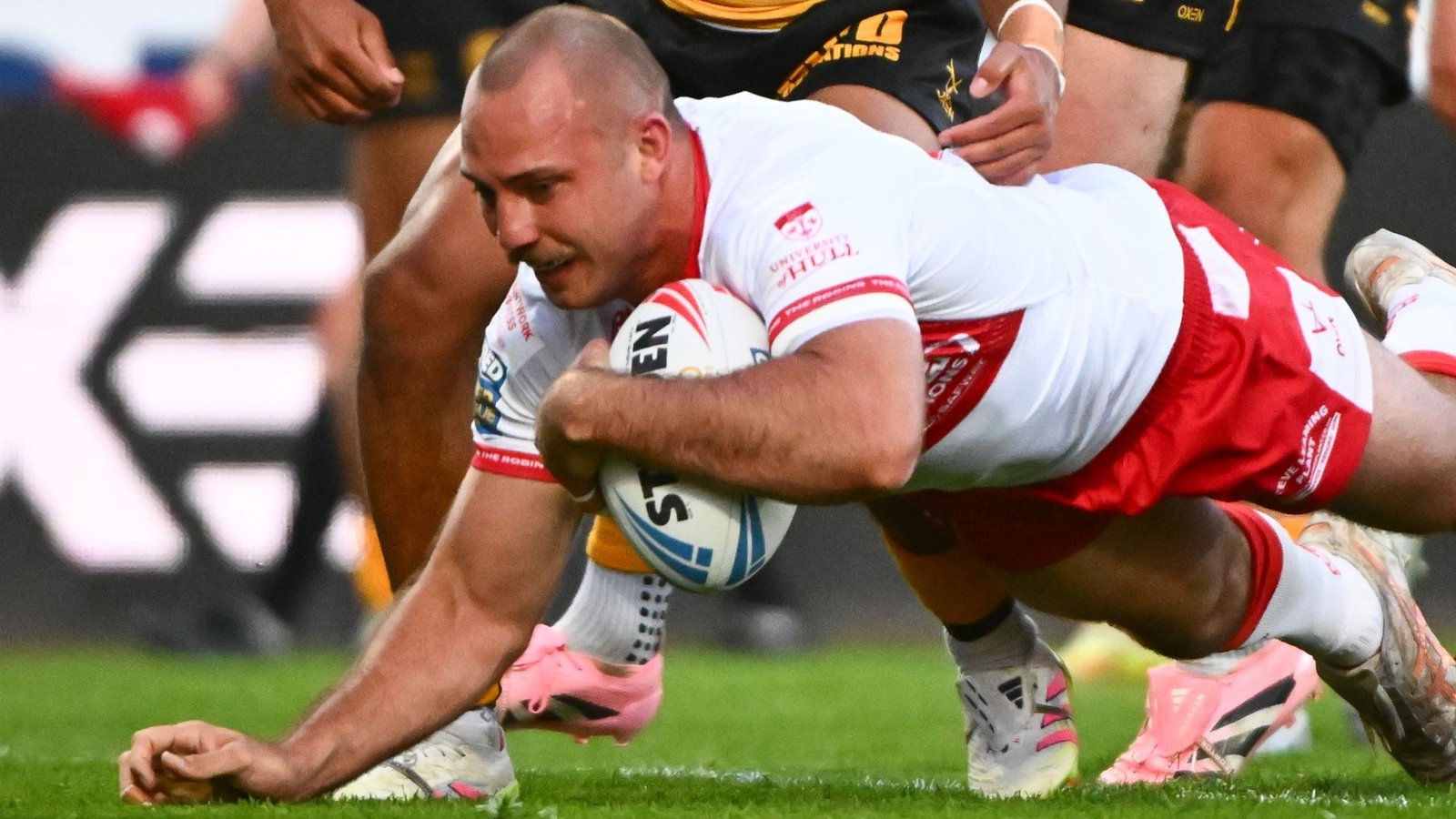 Hull KR Edges Out Castleford in Thrilling Super League Encounter