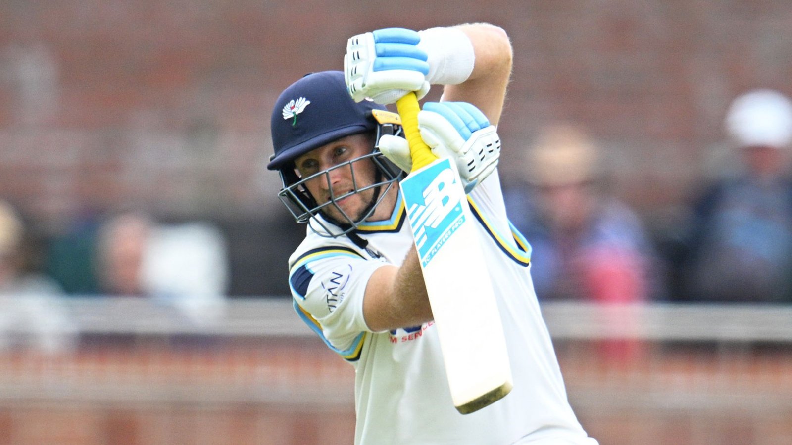 County Championship Roundup: Root Faces Tough Times, Duckett Shines