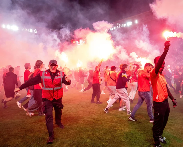 Prague Derby Ends Abruptly as Fans Storm Pitch Amid Title Hopes
